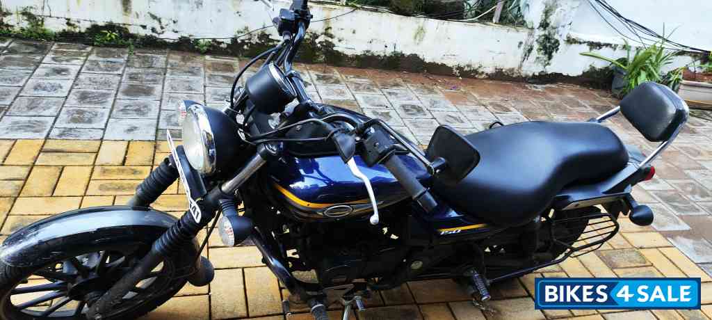 Blue Bajaj Avenger Street 150