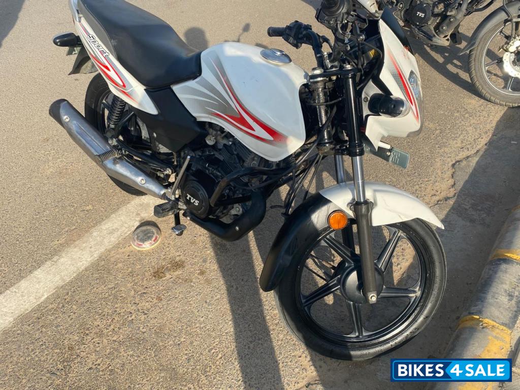 White TVS Sport BS6