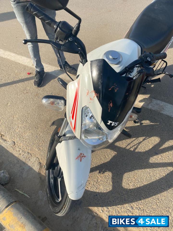 White TVS Sport BS6