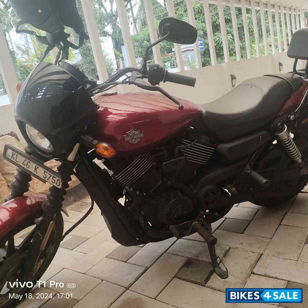 Cerry Red Harley Davidson Street 750