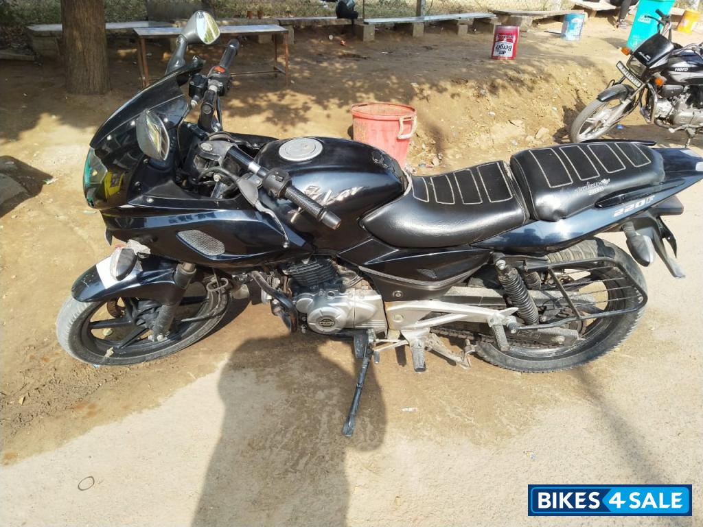 Black Bajaj Pulsar 220F