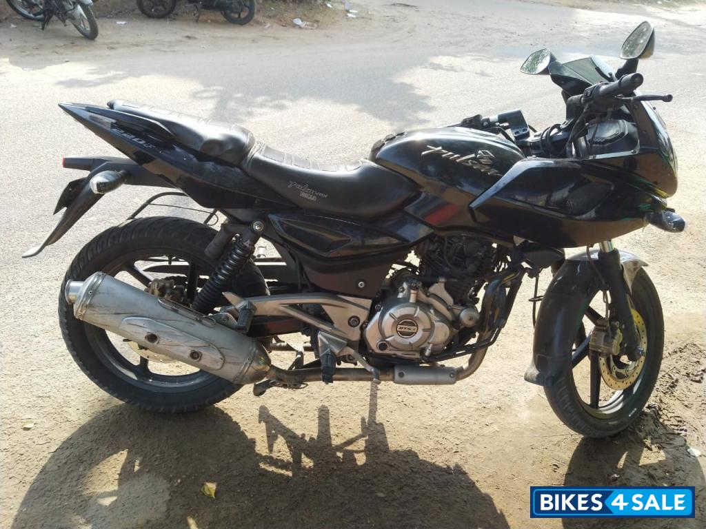 Black Bajaj Pulsar 220F Black Bajaj Pulsar 220F