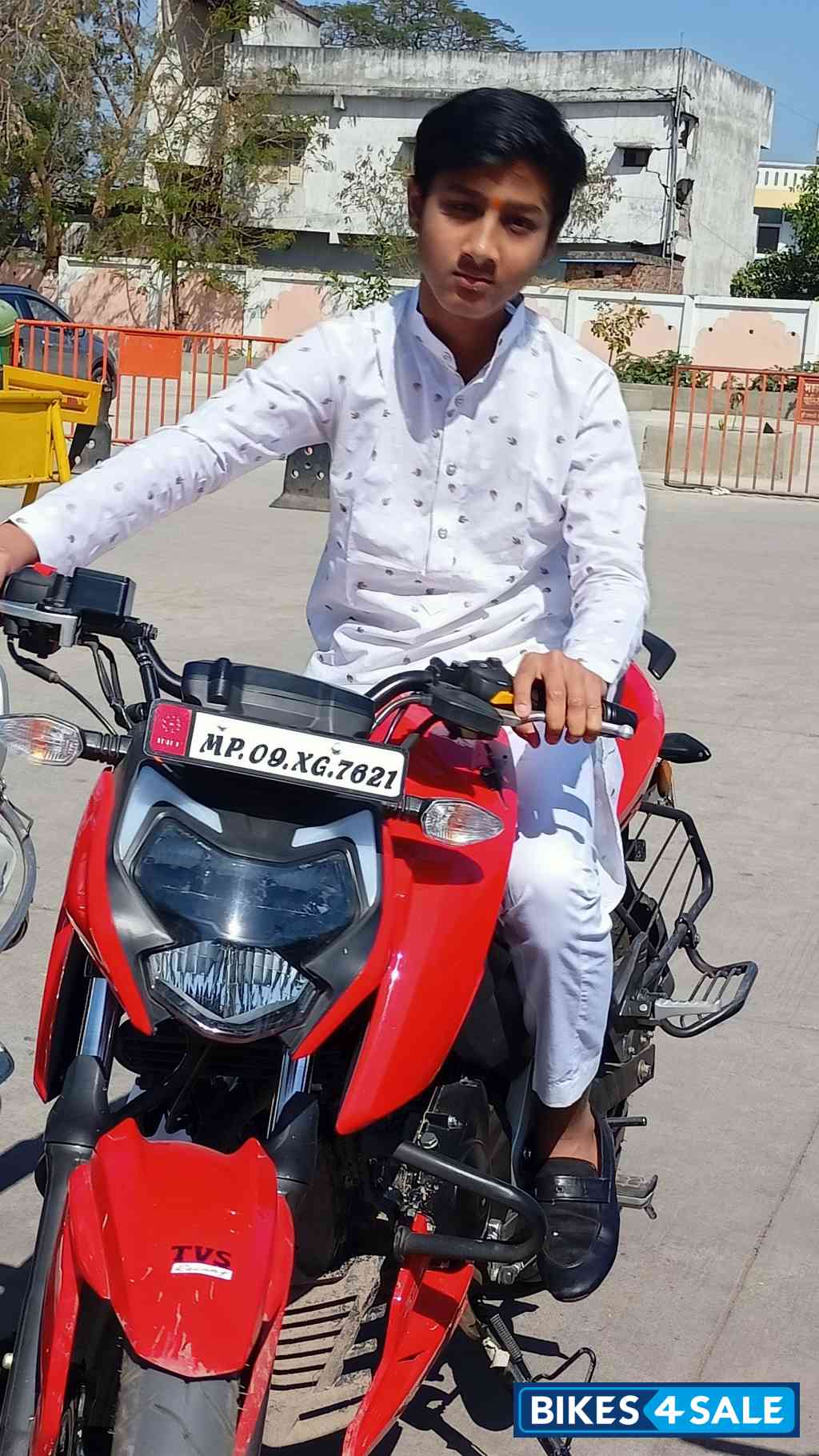 Red TVS Apache RTR 160 4V BS6