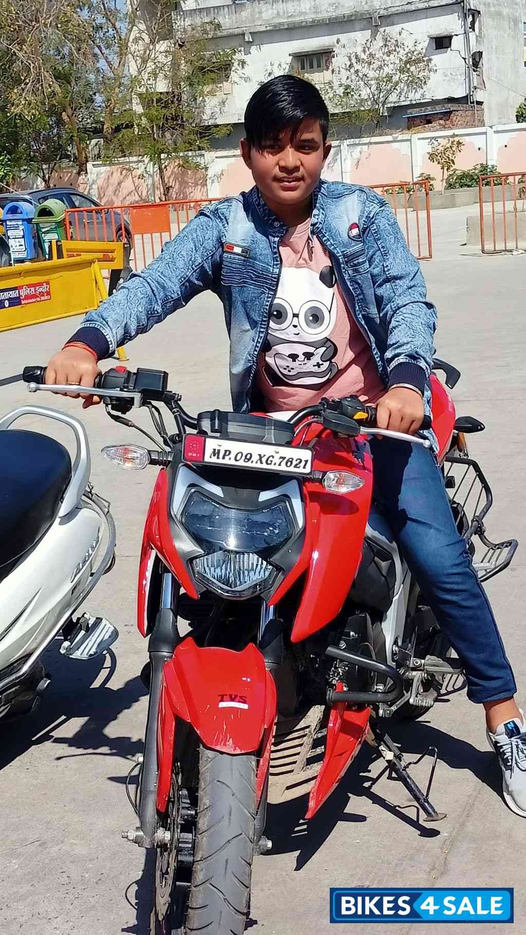 Red TVS Apache RTR 160 4V BS6