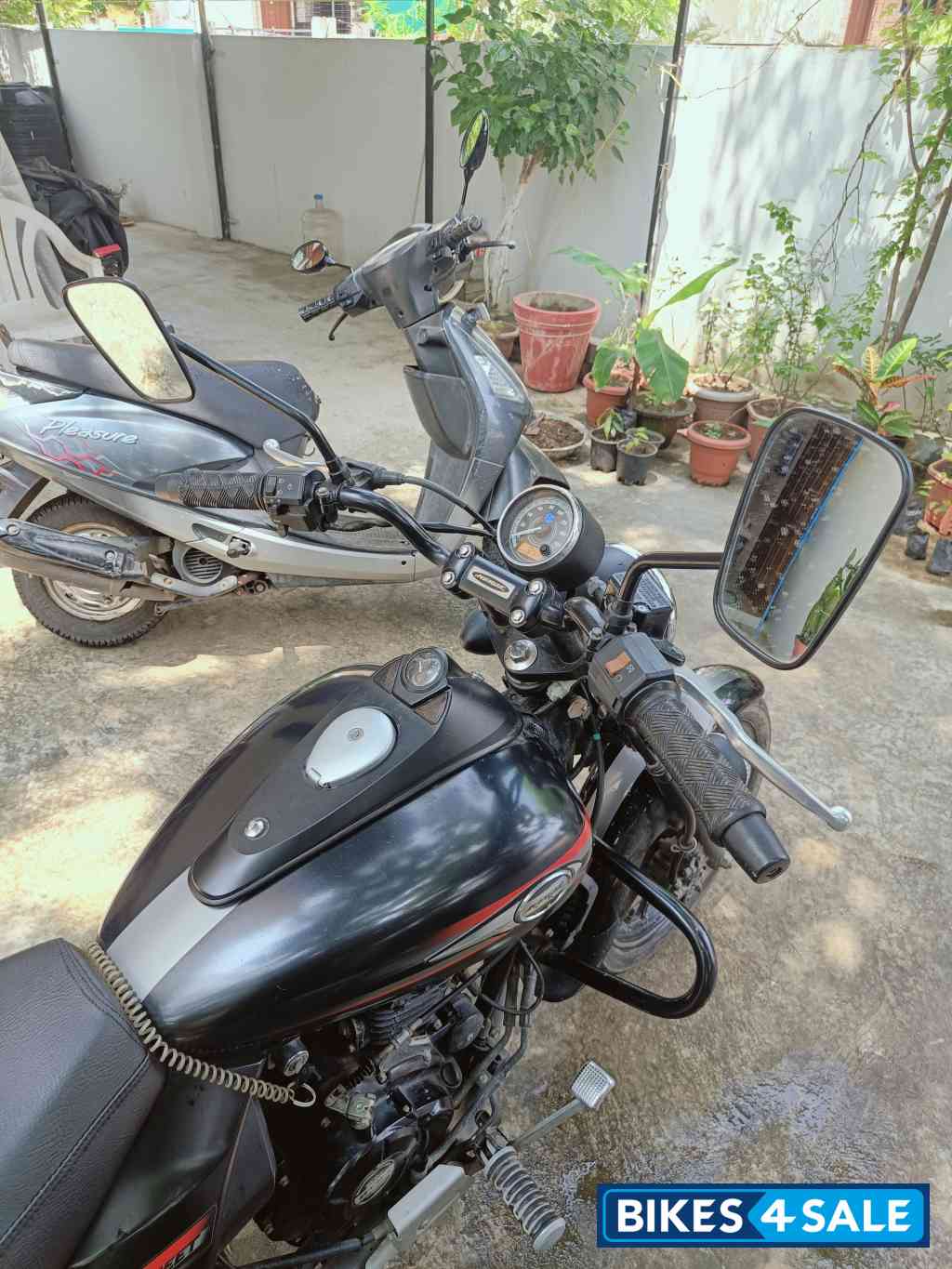 Black Bajaj Avenger Street 220