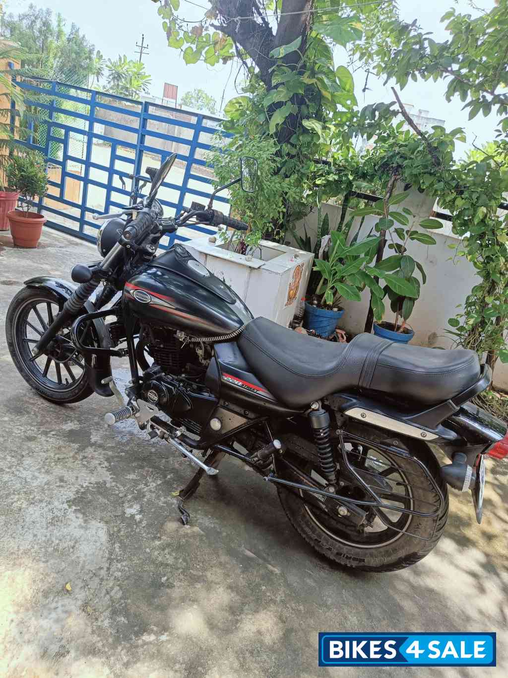 Black Bajaj Avenger Street 220