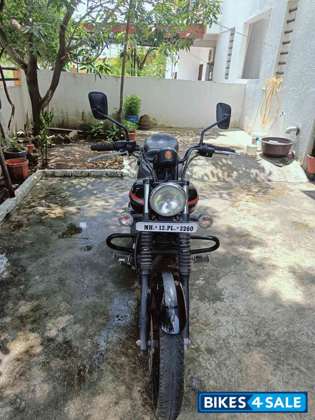 Black Bajaj Avenger Street 220