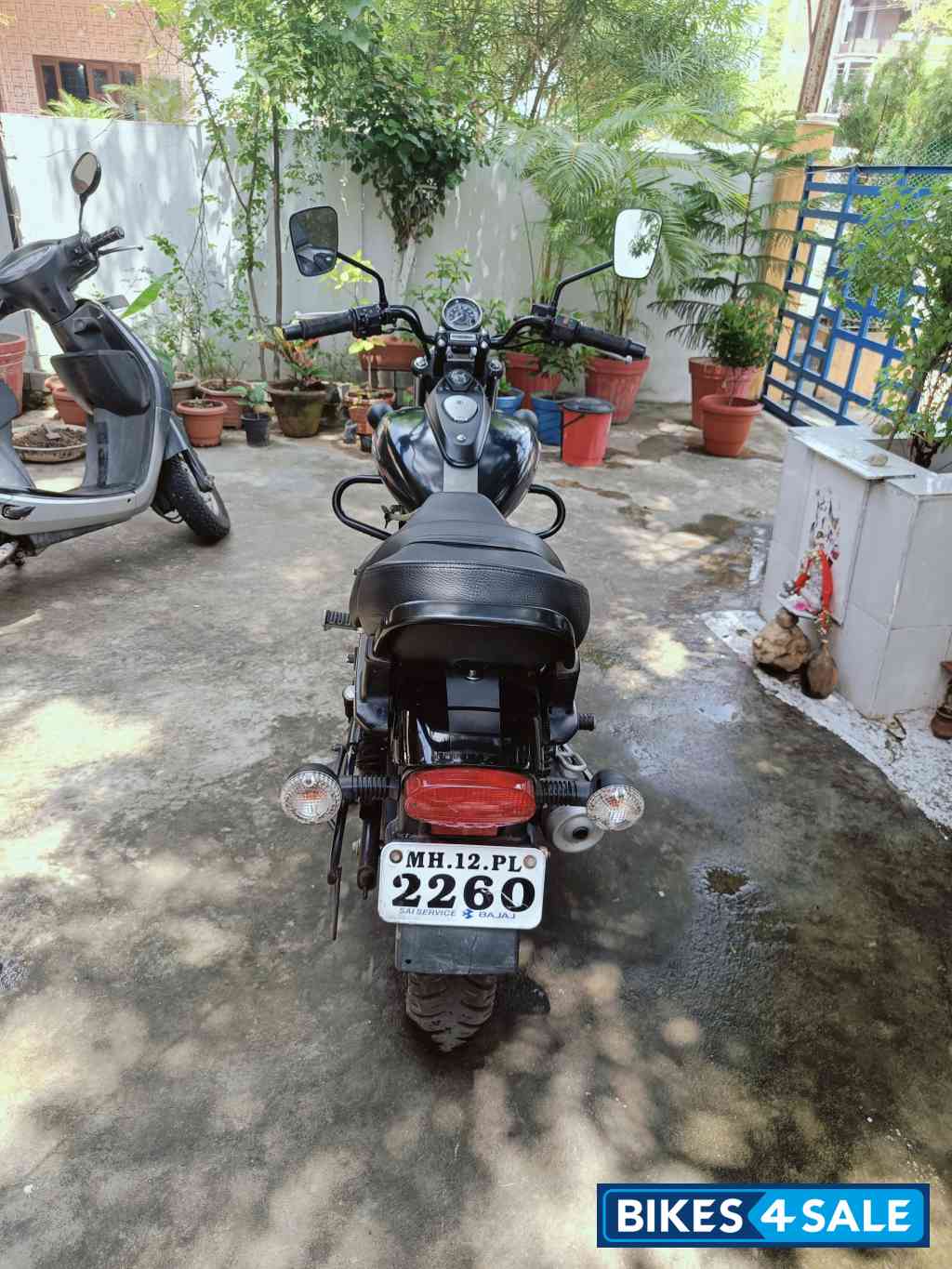 Black Bajaj Avenger Street 220