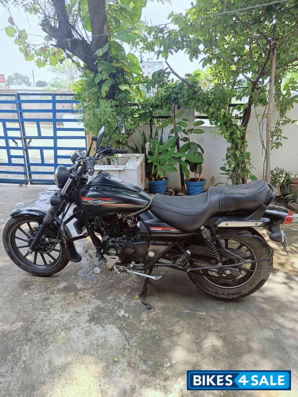 Black Bajaj Avenger Street 220