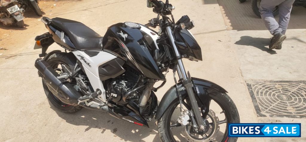 Black TVS Apache RTR 160 4V BS6