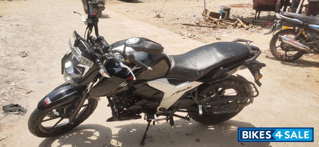 Black TVS Apache RTR 160 4V BS6