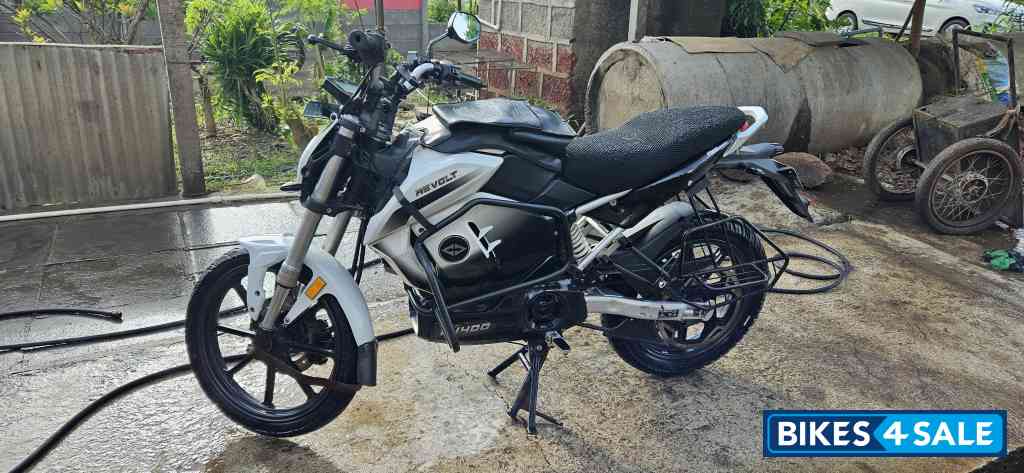 Revolt RV 400 Revolt RV 400