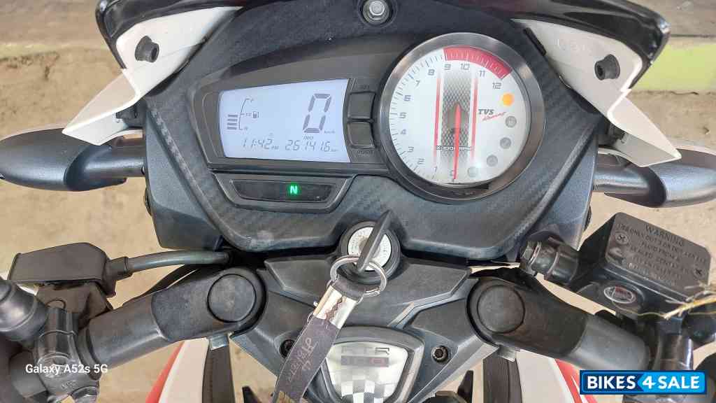 White TVS Apache RTR 160