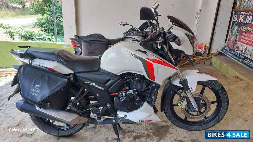 White TVS Apache RTR 160