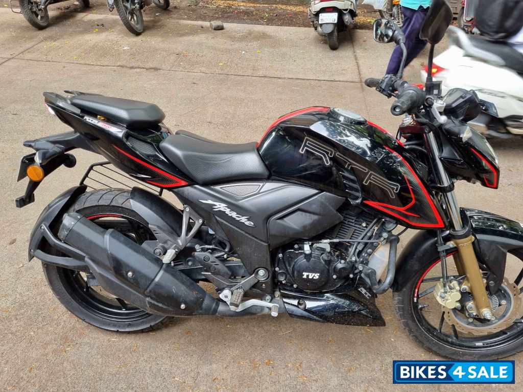 Black TVS Apache RTR 200 4V 2022