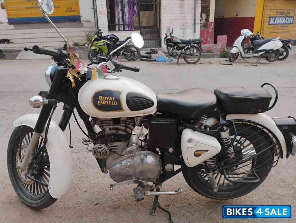 White Royal Enfield Classic 350