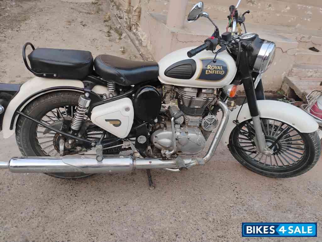 White Royal Enfield Classic 350