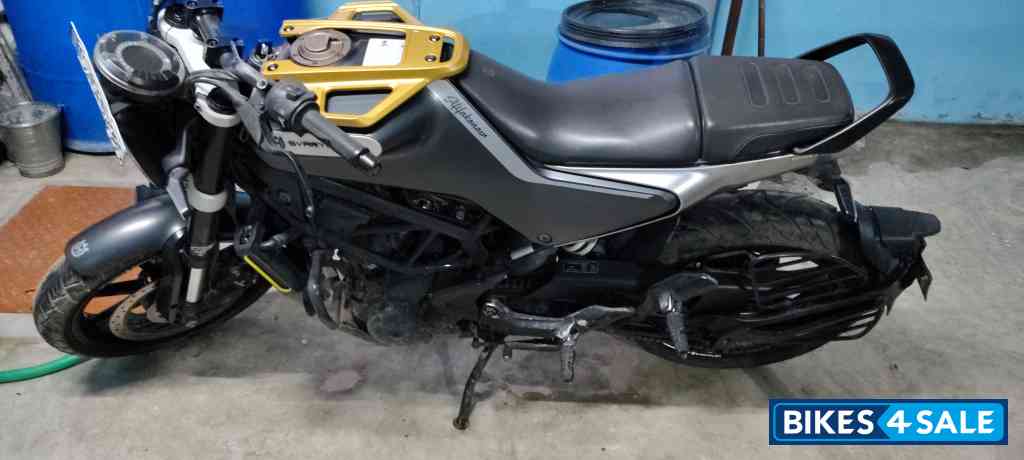 Dark Gray Matt Husqvarna Svartpilen 250