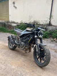 Dark Gray Matt Husqvarna Svartpilen 250