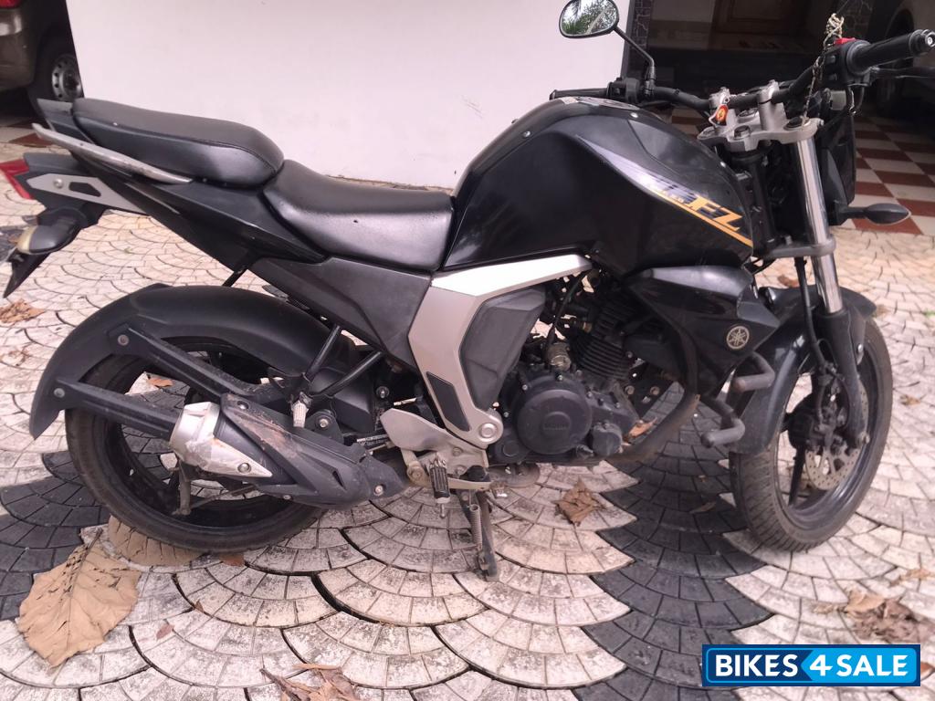 Black Yamaha FZ-S FI V2