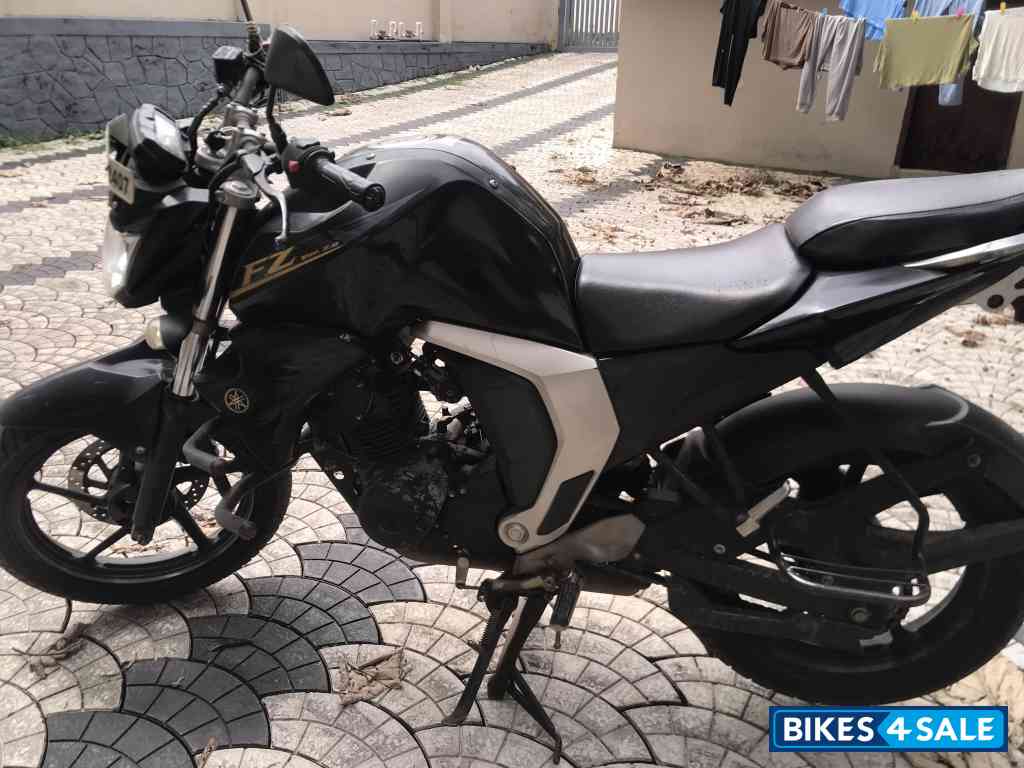 Black Yamaha FZ-S FI V2