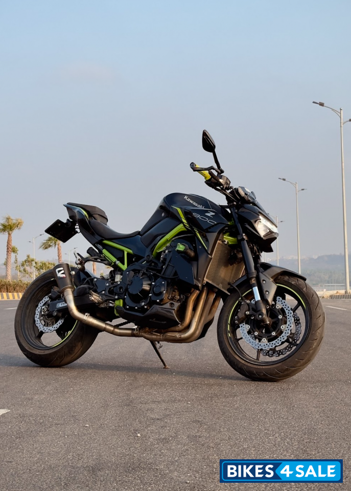 Metallic Spark Black Kawasaki Z900 2022