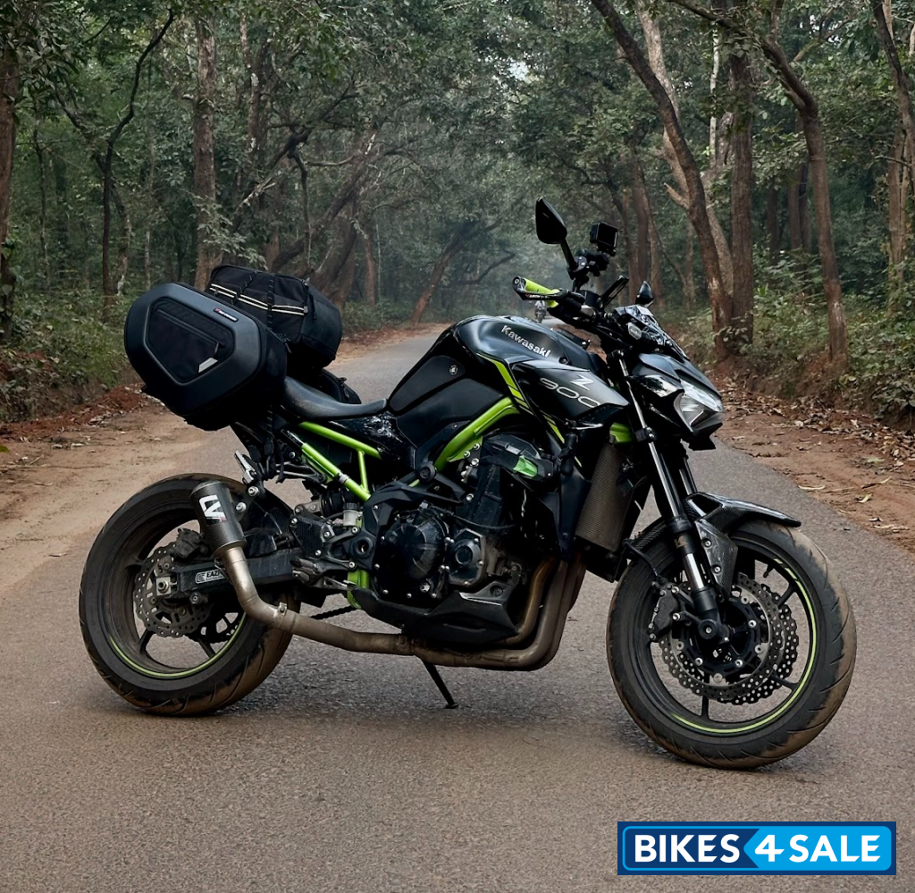 Metallic Spark Black Kawasaki Z900 2022