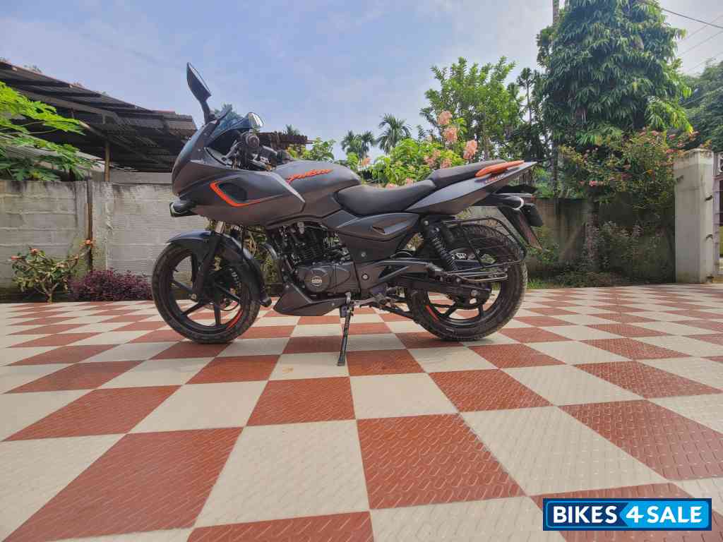 Bajaj Pulsar 180F Neon