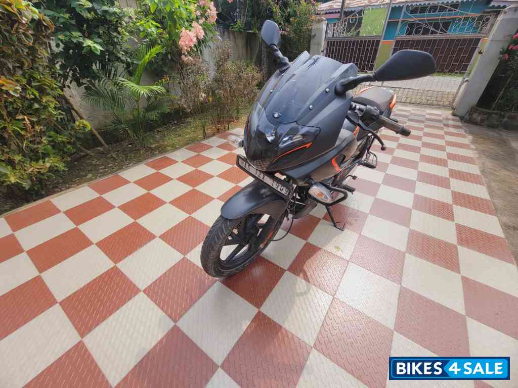 Bajaj Pulsar 180F Neon