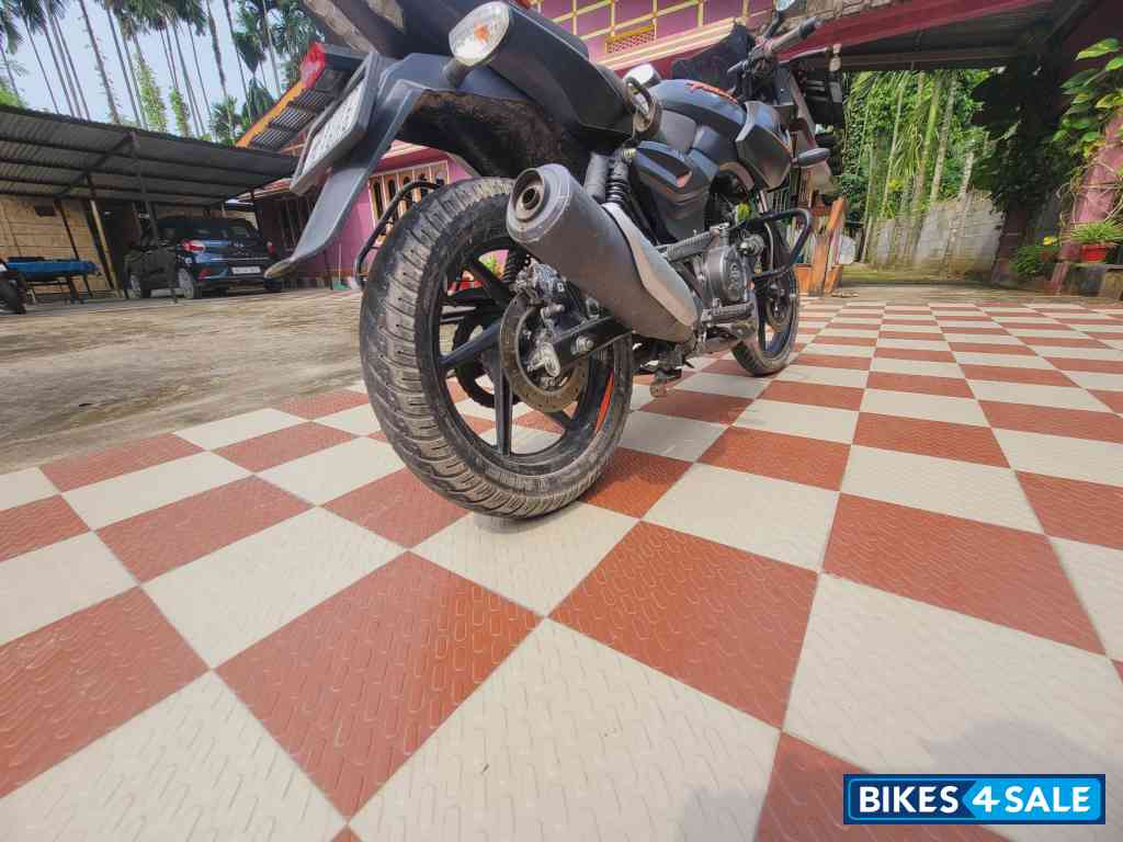 Bajaj Pulsar 180F Neon