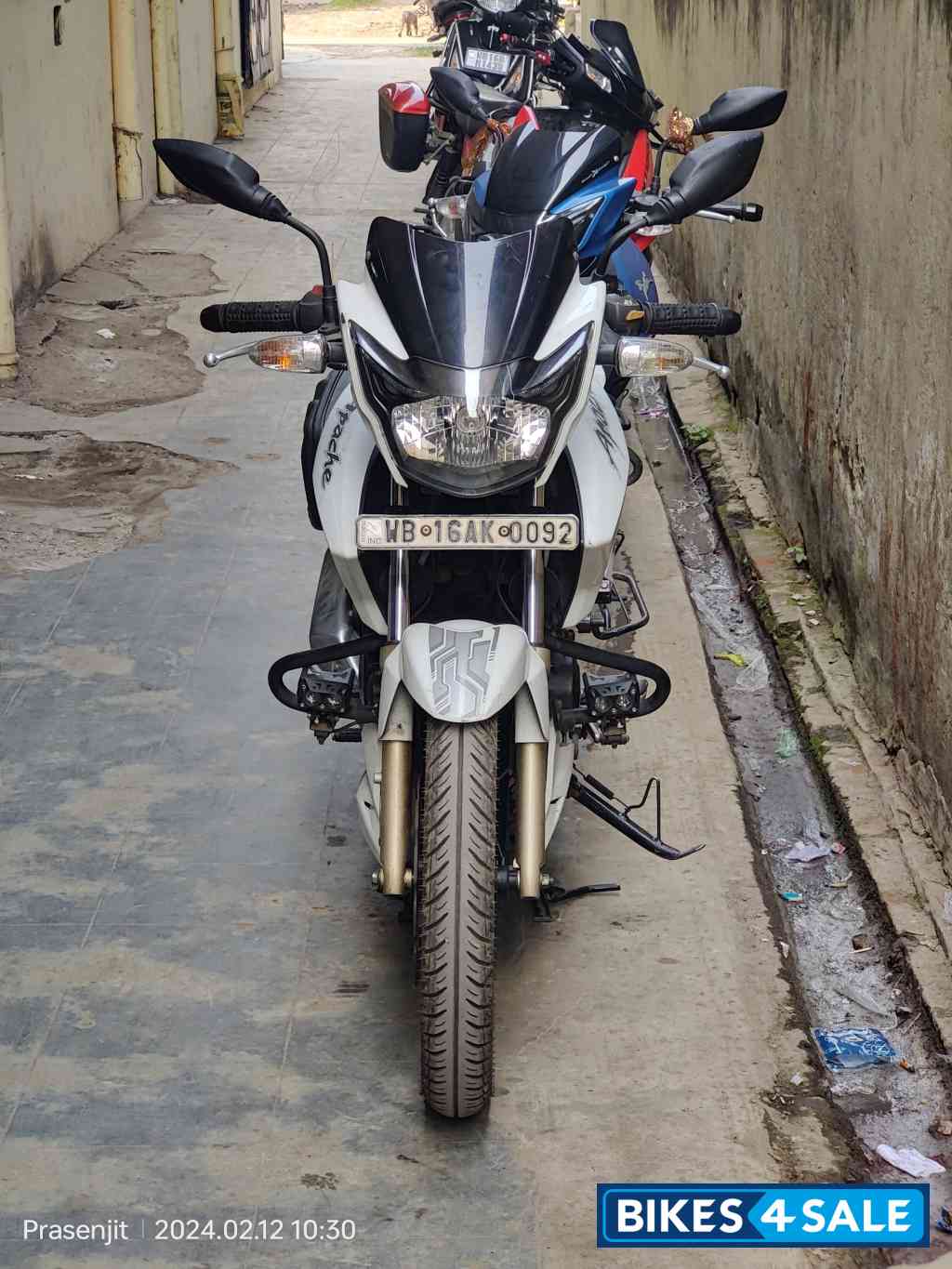 White TVS Apache RTR 180