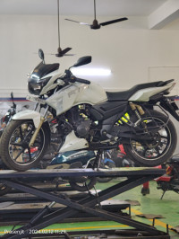 White TVS Apache RTR 180