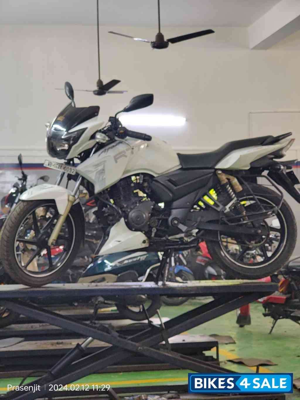 White TVS Apache RTR 180 White TVS Apache RTR 180