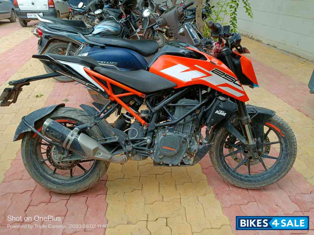 Electric Orange KTM Duke 250