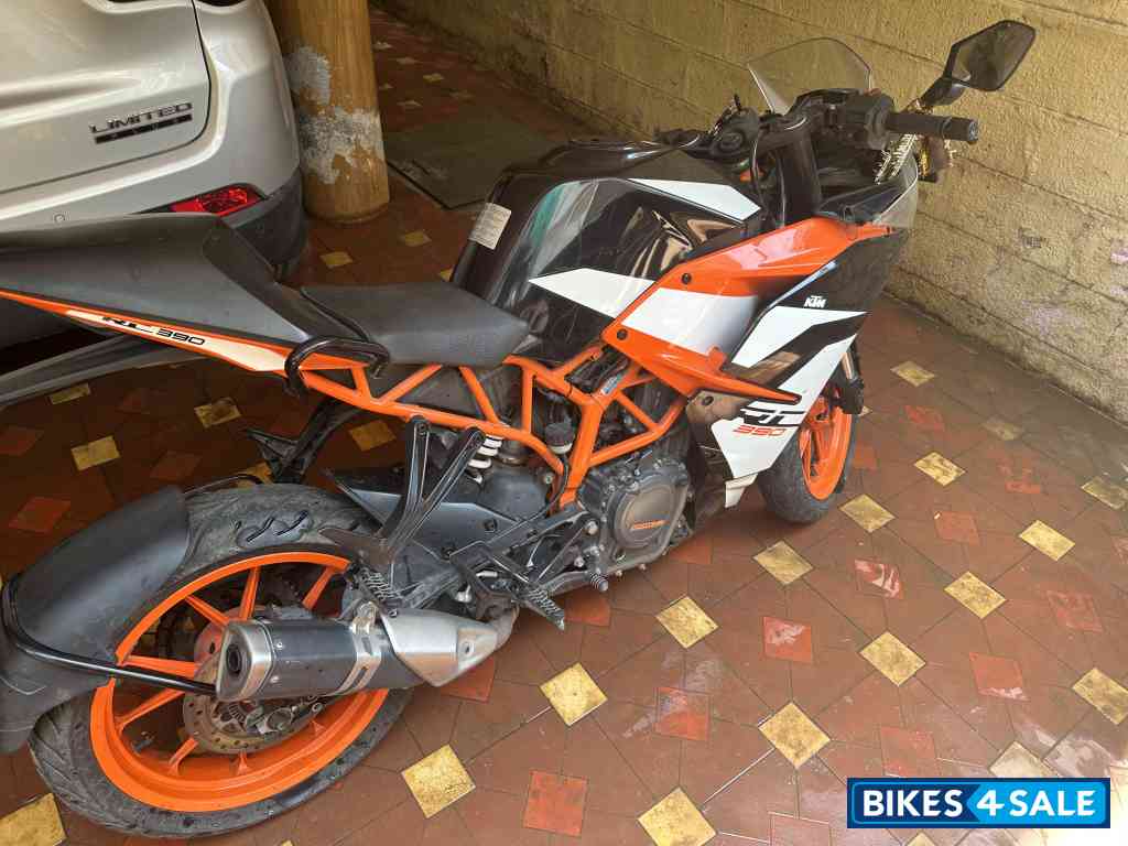 Orange KTM RC 390