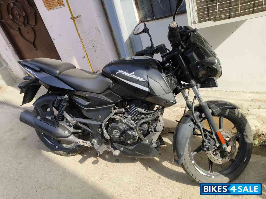 Black Bajaj Pulsar 125 Carbon Fibre Disc Split Seat