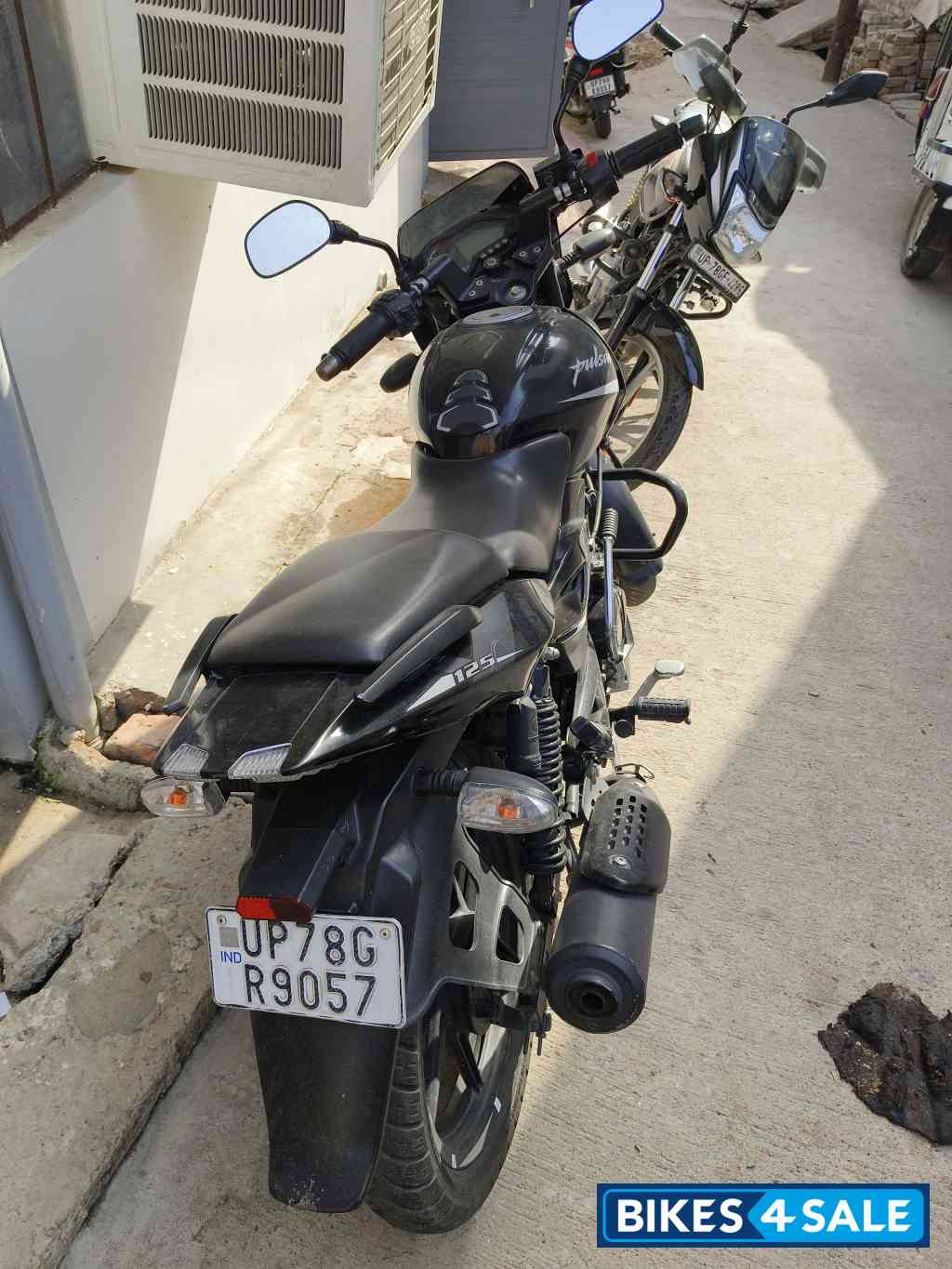 Black Bajaj Pulsar 125 Carbon Fibre Disc Split Seat