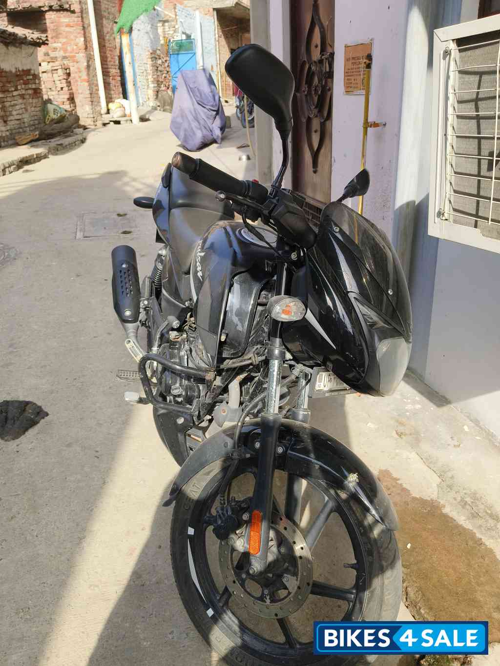 Black Bajaj Pulsar 125 Carbon Fibre Disc Split Seat