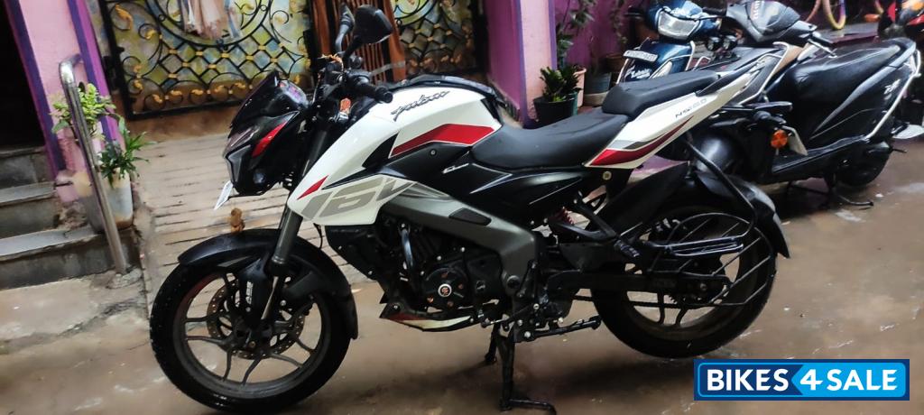 White Bajaj Pulsar NS 160 BS6