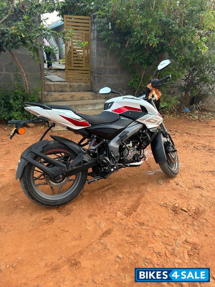 White Bajaj Pulsar NS 160 BS6 White Bajaj Pulsar NS 160 BS6