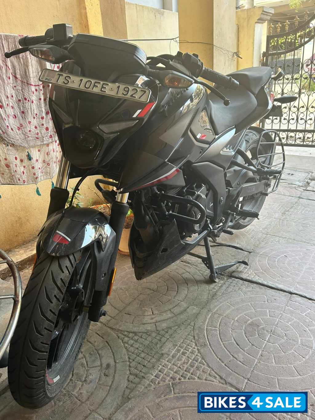 Black Bajaj Pulsar N160