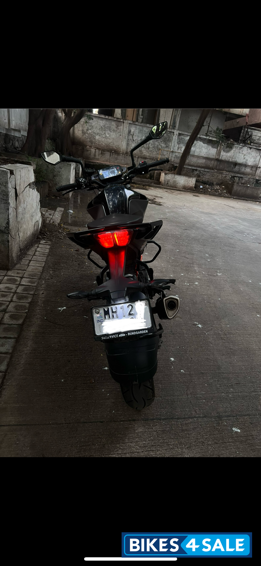 Grey KTM Duke 390 2022