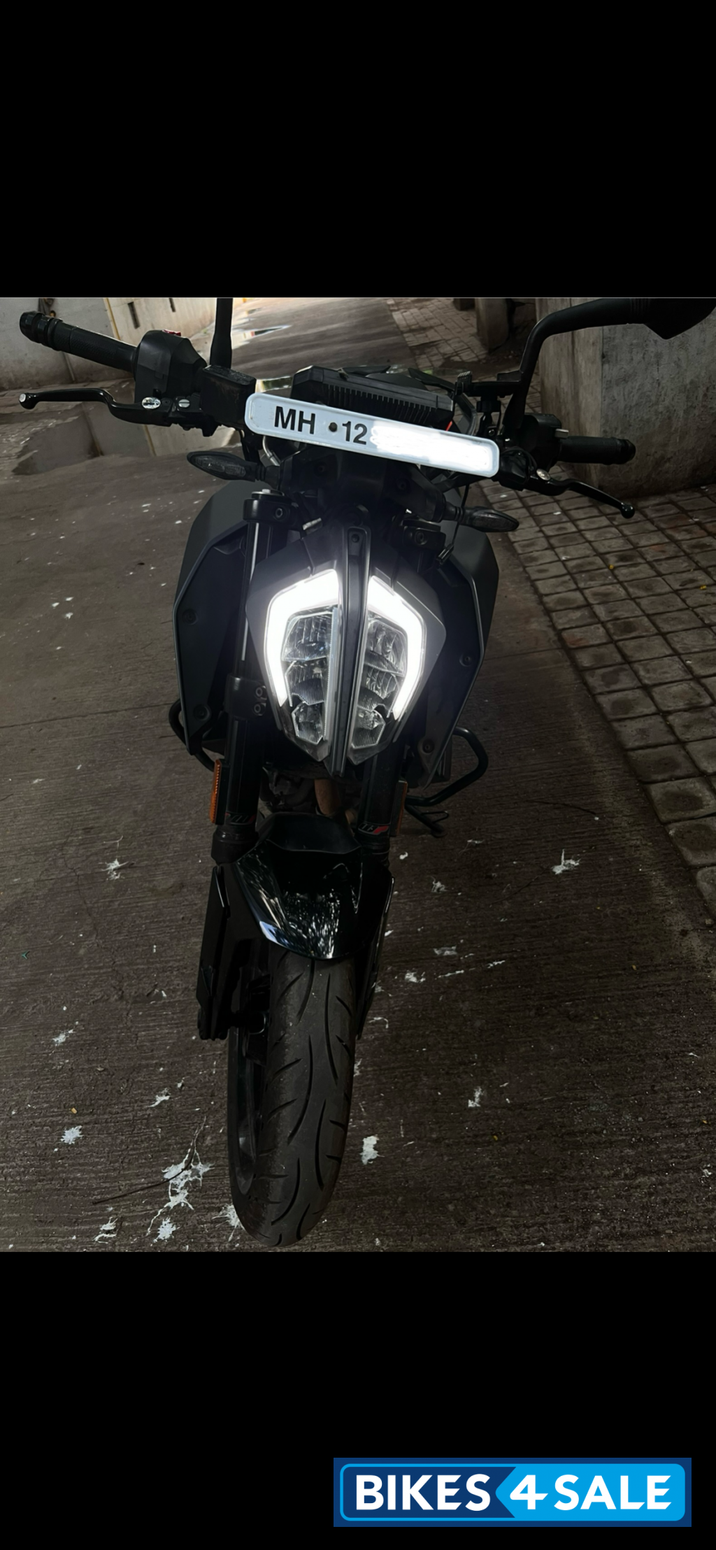 Grey KTM Duke 390 2022