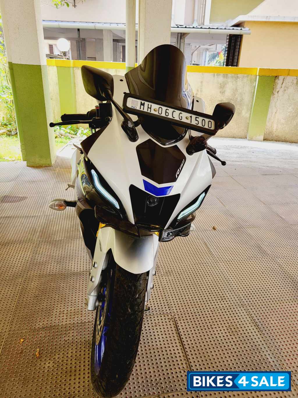 White Metallic C Yamaha YZF R1M
