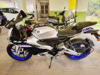 White Metallic C Yamaha YZF R1M