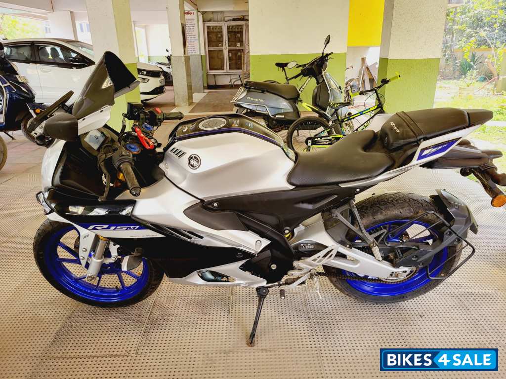 White Metallic C Yamaha YZF R1M