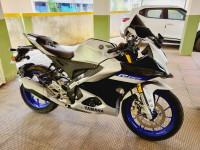 White Metallic C Yamaha YZF R1M