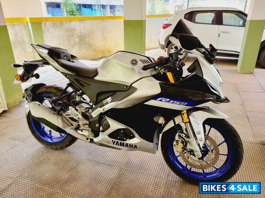 White Metallic C Yamaha YZF R1M