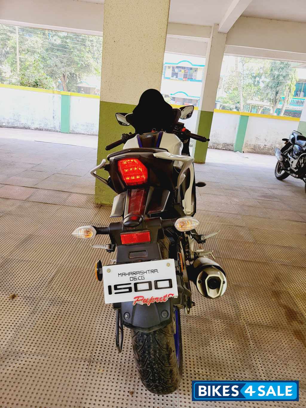 White Metallic C Yamaha YZF R1M