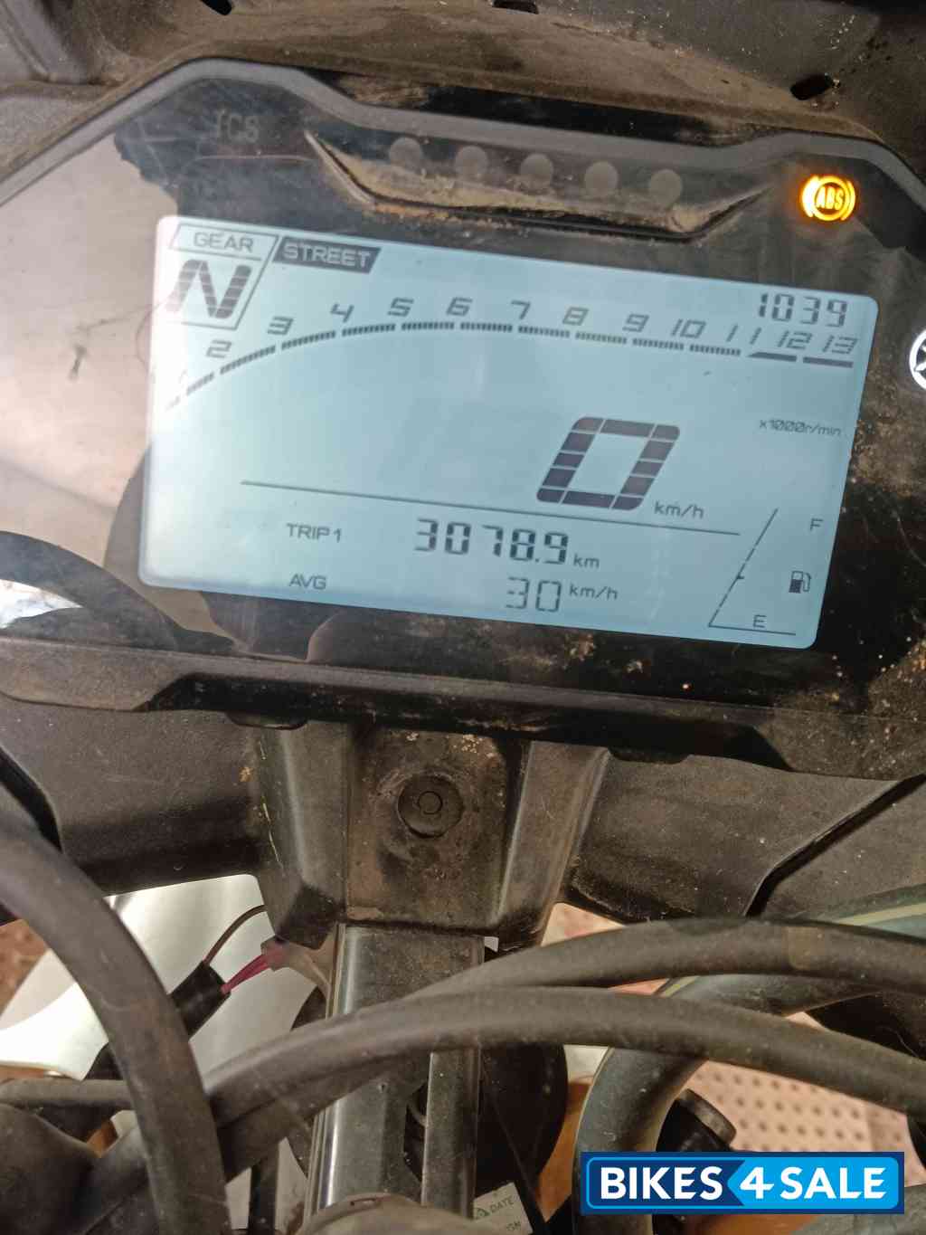 White Metallic C Yamaha YZF R1M